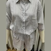 Conjunto de pantalones cortos a rayas para vacaciones para mujer, camisa informal con botones y solapa, pantalones cortos con cintura elástica, traje de playa para primavera y verano 2025 - details 9
