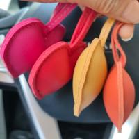 LLavero de corazón de cuero PU de moda, llavero de coche, colgador de cuero PU de amor, colgante de bolso de 14 colores a la moda para hombres - details 5