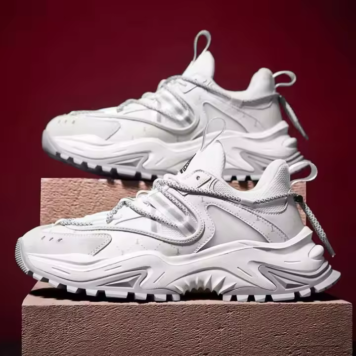 Zapatillas blancas con diseño moderno, nuevos zapatos informales de gran tamaño, transpirables y de alta calidad para hombre. - 1
