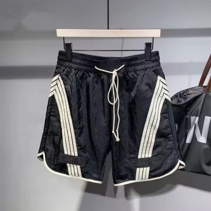 Pantalones cortos con marca de moda japonesa para hombre, color a rayas en ambos lados, corte holgado, pantalones cortos deportivos de verano - 1