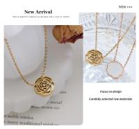 Collar con incrustaciones de diseño de nicho moderno y elegante, versátil, con rosas cálidas, circonita, conchas marinas blancas y accesorios chapados en oro. - details 4