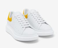 Los zapatos blancos de McQueen están de moda y son versátiles. - details 1