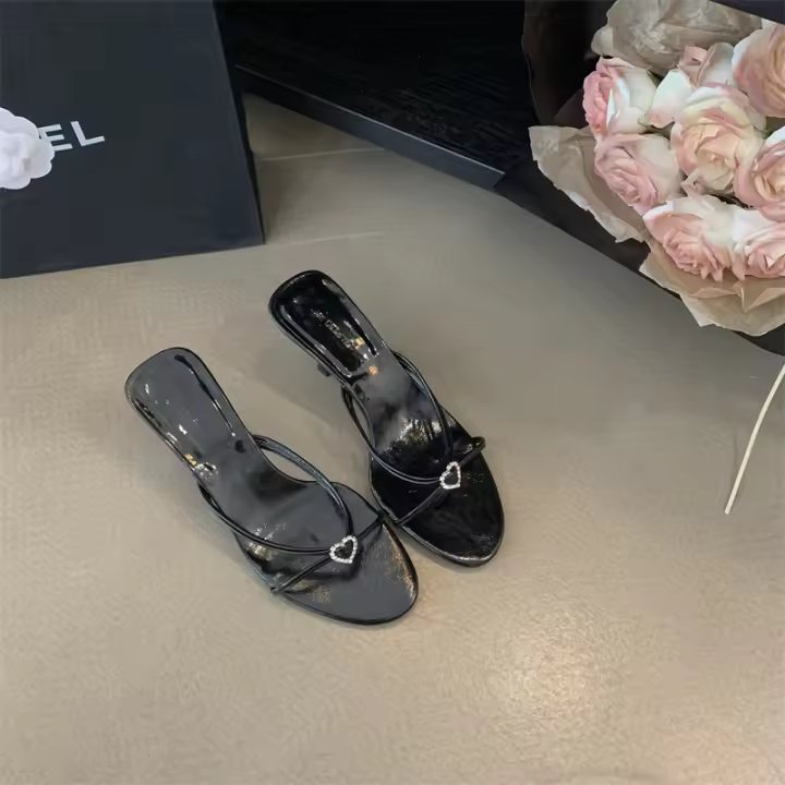 Nuevo diseño de nicho temperamento elegante amor diamantes de imitación tacón alto punta abierta tacón fino zapatillas geniales sandalias romanas - 1