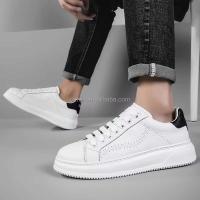 Nuevos zapatos blancos gruesos para hombre, Color sólido, ligeros, antideslizantes, zapatos deportivos de moda que aumentan la altura, cuero genuino - details 1