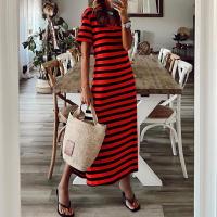Vestido de mujer con abertura y estampado de rayas, escote en pico, manga corta, estilo casual, corte A, largo hasta media pantorrilla. - details 15