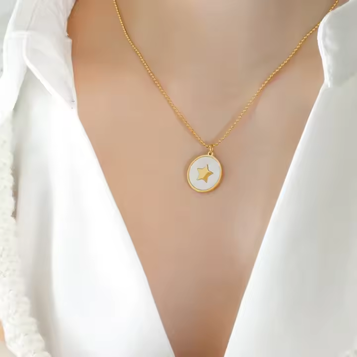 Collar con colgante de concha blanca redonda para mujer, joyería de clavícula de acero de titanio, forma de mariposa y pentagrama de amor - 1