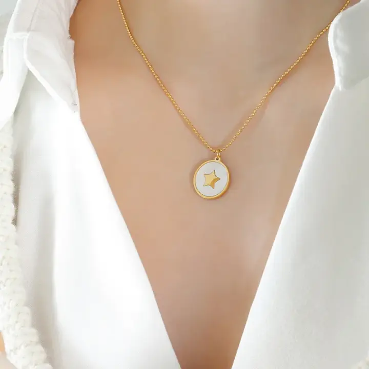 Collar con colgante de concha blanca redonda para mujer, joyería de clavícula de acero de titanio, forma de mariposa y pentagrama de amor - 1