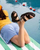 Dr. Martens Voss II Athena sandalias con correa de piel en NEGRO Unisex - details 1