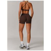 Una mujer con pantalones cortos de yoga de cintura alta que levantan la cadera sobre pantalones cortos deportivos ajustados, adelgazantes y para correr. - details 13