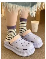 Los estudiantes usan la versión coreana de moda y creativa de los zapatos con agujeros, zapatillas geniales de cabeza de bolsa de paso de mierda de suela gruesa suave de EVA de verano para mujer - details 7
