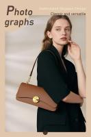 Bolso bandolera de cuero genuino para mujer - Bolso negro minimalista elegante con correa ajustable, cierre magnético y cierre dorado, bolso versátil para el día a día para atuendos informales o formales, bolso bandolera, accesorio elegante para mujer - details 3