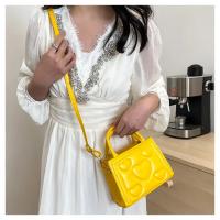 1 bolso elegante de color sólido para mujer con correa desmontable - Diseño con patrón de corazón, perfecto para regalo del Día de San Valentín, disponible en magenta, blanco, negro, verde, amarillo - details 3