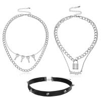 Collar multicapa con remaches Punk de cuero Pu para mujer, collar con colgante con cierre de letra inglesa - details 4