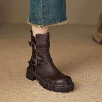Nuevas botas cortas de longitud media alta con cordones de otoño e invierno, tacones gruesos para mujer, zapatos con hebilla de cuero de metal - details 1