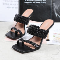 Tacones altos versátiles con punta cuadrada y tacón de aguja con tiras tejidas de una línea para pantuflas de gran tamaño. - details 3