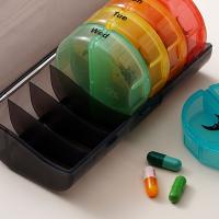 Contenedor de medicamentos, organizador de pastillas divisor de 7 días, compartimentos de 14 rejillas AM/PM, estuche de almacenamiento de vitaminas, portátil a prueba de polvo - details 6