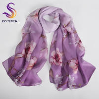 BYSIFA 4 momme Bufanda larga de seda 100% para mujer Elegante diseño de flor de magelia rosa púrpura Gasa de verano Mantón de protección solar ultralargo Envolturas de playa para cubrir con embalaje de regalo - details 1