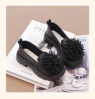 Zapatos de cuero informales para niñas, zapatos planos sin cordones para niños, mocasines de fiesta negros para la escuela, primavera y otoño, bola peluda bonita, 2025 - details 3