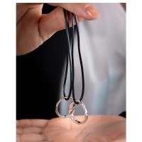 Un nuevo par de anillos de pareja de plata pura para hombres y mujeres, con un estilo ligero, lujoso, simple y de alta gama con aberturas en forma de estrella. - details 2