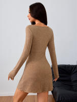 Vestido sencillo de mujer con cuello en V y falda corta delgada - details 5