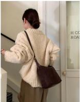 Bolso bandolera retro de gamuza para mujer de la colección europea - Bolso de hombro ajustable color café con cierre de cremallera, bolso minimalista para ir al trabajo, bolso bandolera informal, bolso de diseño europeo, acabado de textura suave - details 16