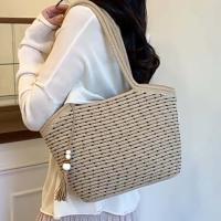 Bolso de mano tejido dulce a la moda, colgante con borlas, bolso de paja transpirable, bolso de playa de verano Beige de poliéster para mujer - details 15
