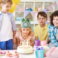 Corona de cumpleaños verde con números intercambiables del 0 al 9, decoración de fiesta de aniversario ajustable para meses, sup - details 4