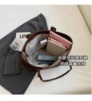 Bolso de gran capacidad retro premium, bolso de hombro simple y explosivo para mujer, bolso de mano para llevar bajo el brazo. - details 7