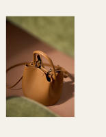 Bandolera y bolso de mano de cuero premium, estilo cubo con acabado de lujo - details 6