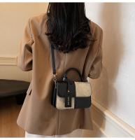 Nuevo bolso de mensajero versátil de hombro, bolso cuadrado pequeño portátil con costuras. - details 37