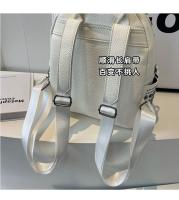 Mochila con remaches para chica, morral versátil y a la moda para viajes y ocio, 2024 - details 1