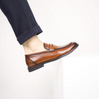 Mocasines de cuero estilo británico casual negro con un pedal y gorro. - details 20