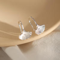 Pendientes de plata 925 - 1 par de ganchos para las orejas con hojas de Ginkgo - Lindo diseño floral creativo para uso diario en verano - details 0