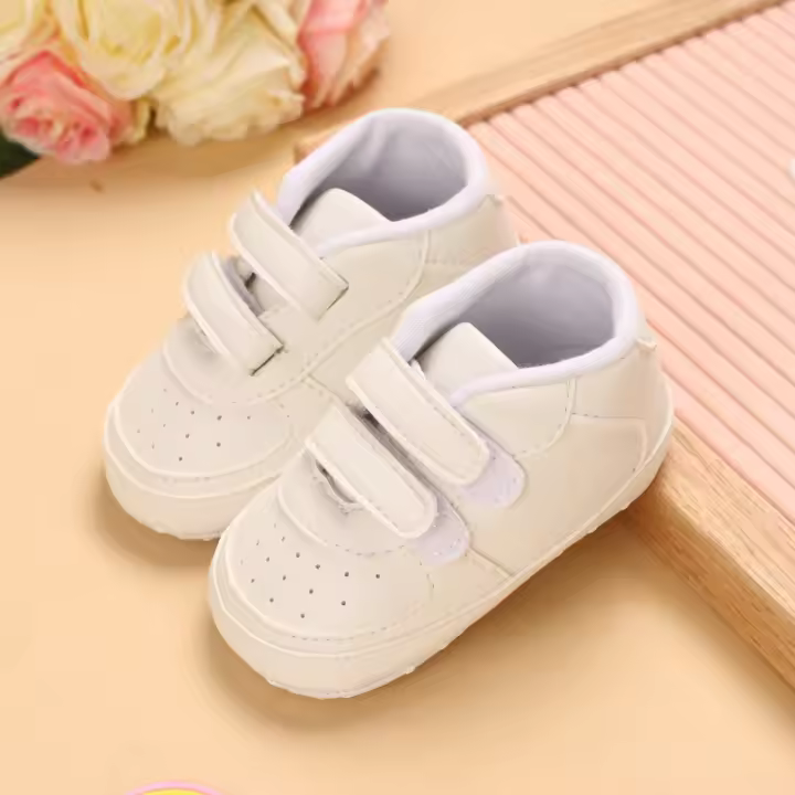 Zapatillas de bebé para niños y niñas, diseño moderno, blancas, antideslizantes, casuales, transpirables, con hebilla, para exterior, talla real. - 1