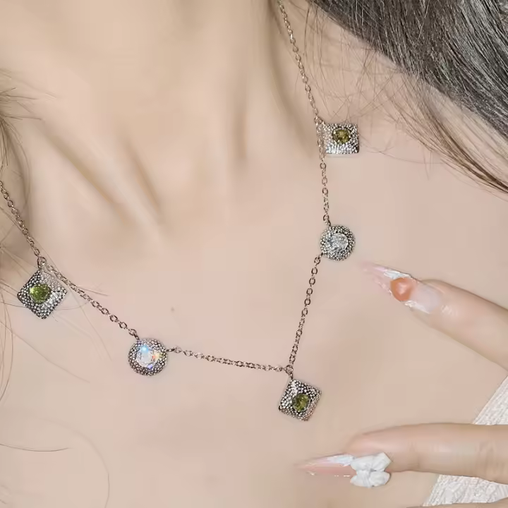 Collar irregular hecho a mano de artesanía de lujo ligero, collar de borla cuadrada verde manzana con preservación de color grueso para mujer - 1