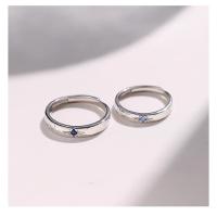 Un nuevo par de anillos de pareja de plata pura para hombres y mujeres, con un estilo ligero, lujoso, simple y de alta gama con aberturas en forma de estrella. - details 4