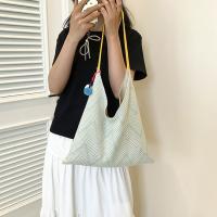 Bolso de hombro elegante de verano con patrón de rayas, bolso tejido informal a la moda, correa no ajustable con colgante, bolsos de viaje para mujer - details 3