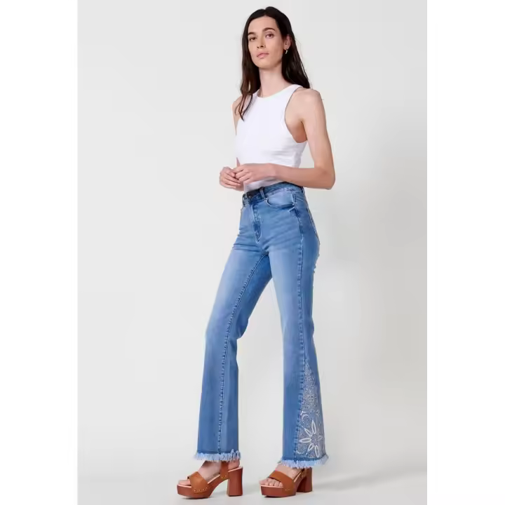 Pantalón largo jeans con Acabados en campana con bordado floral color Azul para Mujer - 1