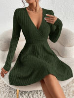 Vestido de manga larga con tejido de cintura baja de cuello V de mujer - details 5