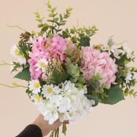 Ramo de eucalipto y hortensias artificiales de lujo, flores de hortensia elegantes y realistas, arreglo floral de plástico - details 6