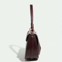 Bolso de sillín para mujer en color burdeos - Cuero sintético de alta calidad con cierre magnético en tono dorado, correa de hombro ajustable y costuras en contraste - Versátil para viajes, oficina, compras - Incluye correa para la muñeca - Regalo perfect - details 1