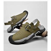 Verano dos usan zapatillas de playa, sandalias deportivas al aire libre y zapatos de montañismo. - details 15