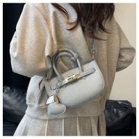 Bolsa de sillín portátil simple para mujer 2025 nueva bolsa de mensajero de hombro de tendencia de moda de estilo extranjero - details 34