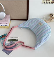 Bolso de mensajero de gran capacidad para estudiantes informales, nuevo bolso de hombro versátil a rayas de color en contraste para mujer, bolso de viaje personalizado tipo dumpling. - details 42