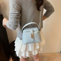 Bolso bandolera retro para mujer con cierre giratorio dorado, correa de hombro desmontable, color blanco sólido, pequeño bolso cuadrado tipo doctor para uso diario y entornos profesionales, accesorio informal, estilo vintage. - details 1