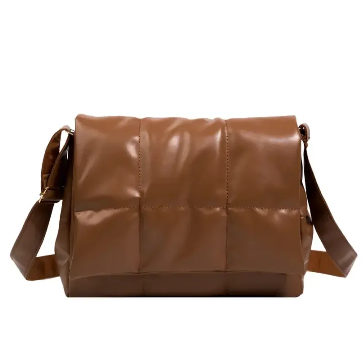 Bolso de hombro acolchado a cuadros - diseño de lujo con solapa. Estilo cruzado femenino y sofisticado - 1