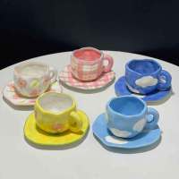 Rejilla pintada a mano con bajo esmalte, floretes de tulipán, cielo azul y nubes blancas, taza y platillo de café, taza y platillo de cerámica irregular exprimidos a mano - details 1