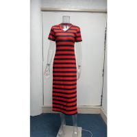Vestido de mujer con abertura y estampado de rayas, escote en pico, manga corta, estilo casual, corte A, largo hasta media pantorrilla. - details 3
