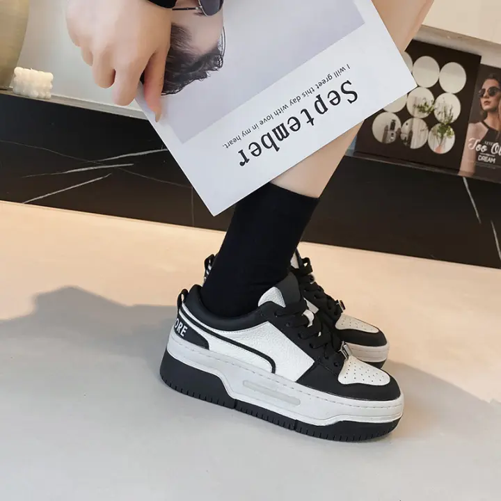 Zapatos blancos de plataforma de cuero, nuevas zapatillas versátiles en blanco y negro, zapatos de tablero de panda que aumentan la altura - 1