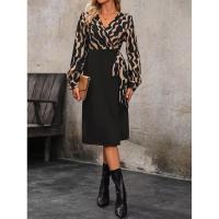 Vestido midi elegante de manga larga con cuello en V y abertura para ocasiones formales de mujer - details 1